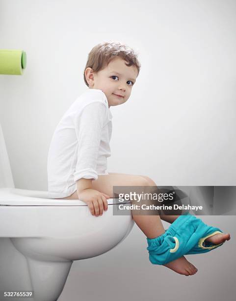 a 2 years old boy on the toilet - 2 3 years stock-fotos und bilder