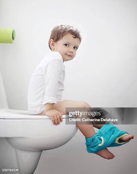 a 2 years old boy on the toilet - childrens closet stockfoto's en -beelden