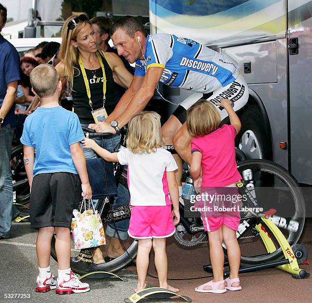 Lance Armstrong of the USA riding for the Discovery Channel cycling team with his children Luke, Grace and Isabella and girlfriend Sheryl Crow before...