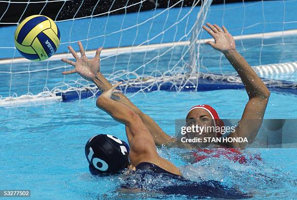 Cuba's goalkeeper Sheila Gomez fails to stop the shot by Kelly Rulon of the USA during their Women's preliminary Water Polo match 23 July, 2005 at...
