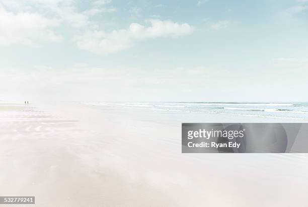 beach - luce vivida foto e immagini stock