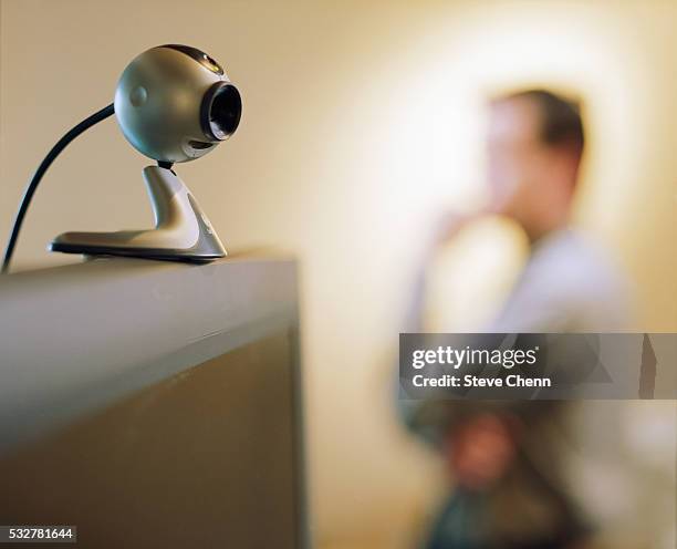 web cam on computer - web cam camera - fotografias e filmes do acervo