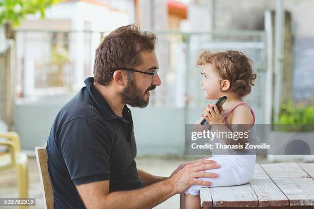 portrait of small girl with her father - één ouder stockfoto's en -beelden