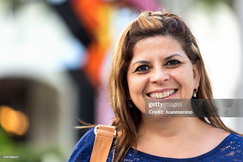 Sonriendo de edad mujer hispana