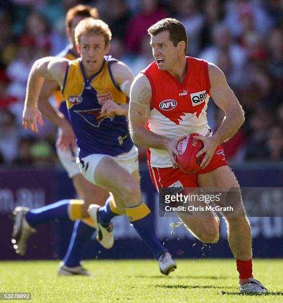 Paul Williams of the Swans in action during the round 17 AFL match between the Sydney Swans and the West Coast Eagles held at the Sydney Cricket...