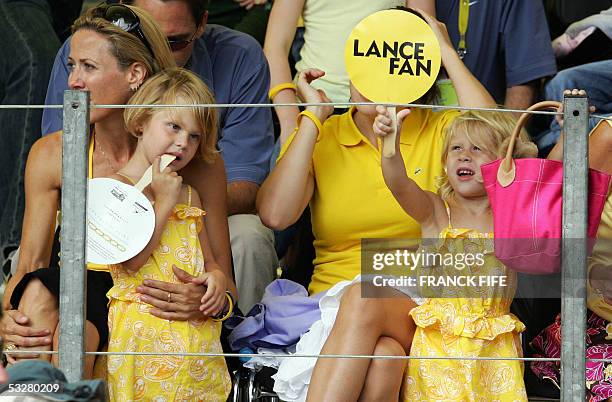 The girlfriend of US cyclist Lance Armstrong, musician Sheryl Crow, and his twin daughters Isabella and Grace cheer in the stands on the Champs...