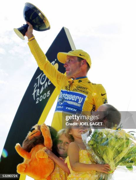 The overall winner US Lance Armstrong celebrates with his three children on the winners' podium after the 21st stage of the 92nd Tour de France...