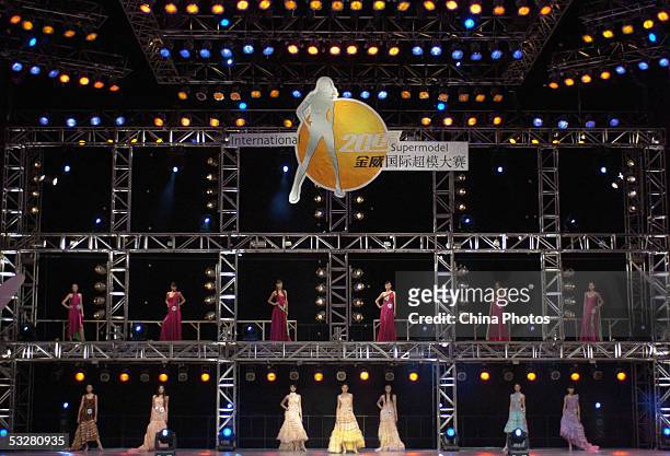 Contestants perform during the 2005 International Supermodel Contest China Competition on July 23, 2005 in Shenzhen of Guangdong Province, southern...
