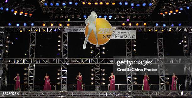 Contestants perform during the 2005 International Supermodel Contest China Competition on July 23, 2005 in Shenzhen of Guangdong Province, southern...