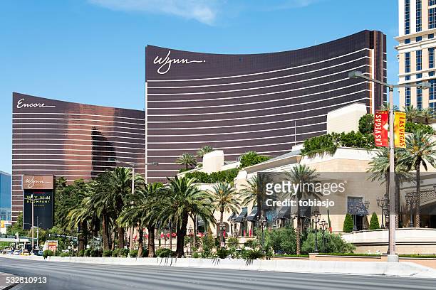 encore and wynn at las vegas strip - wynn las vegas stock pictures, royalty-free photos & images