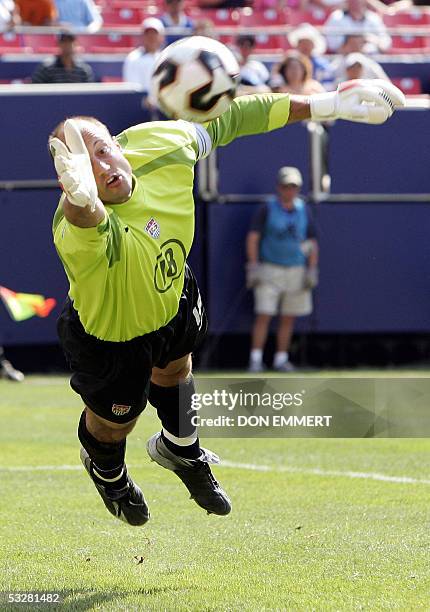 East Rutherford, UNITED STATES: US goalkeeper Kasey Keller stops a shot in regulation time against Panama during the CONCACAF Gold Cup final 24 July...