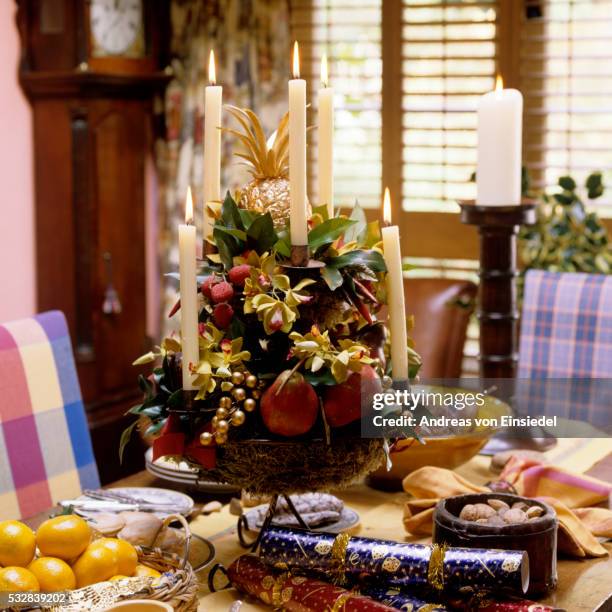 traditional english christmas interior decoration - tischdekoration stock-fotos und bilder