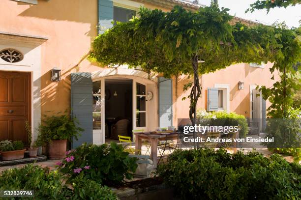 french holiday home in provence - provence fotografías e imágenes de stock