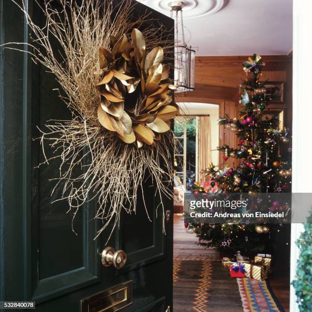 christmas decorations of english country house - corona di fiori composizione foto e immagini stock