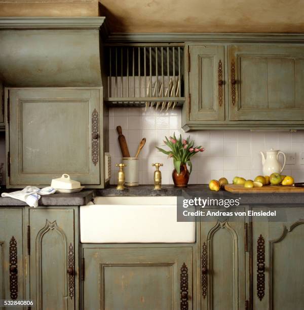 cotswold townhouse with antique continental furnishings - shabby chic imagens e fotografias de stock