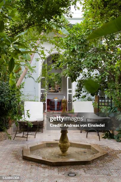 moroccan house - fountain courtyard fotografías e imágenes de stock