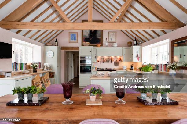 open plan kitchen and dining room - agrarisch gebouw stockfoto's en -beelden