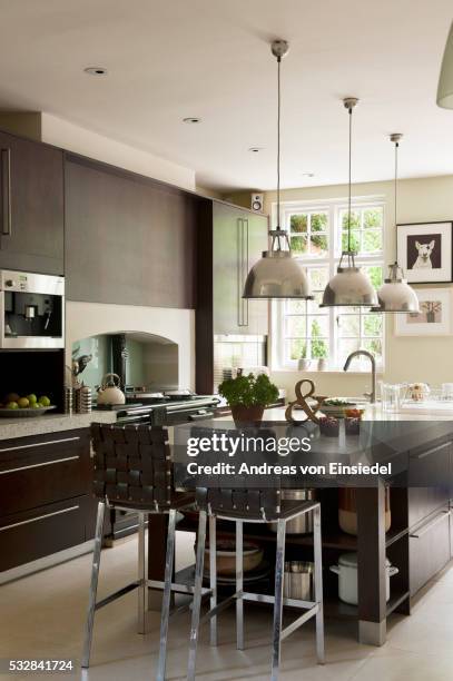 restored 18c hampshire manor house - isla de cocina fotografías e imágenes de stock