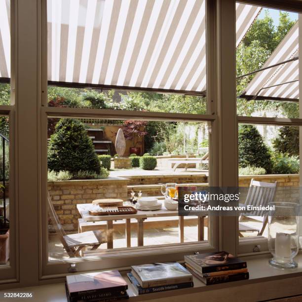 contemporary refurbishment of victorian townhouse - tuinscherm stockfoto's en -beelden