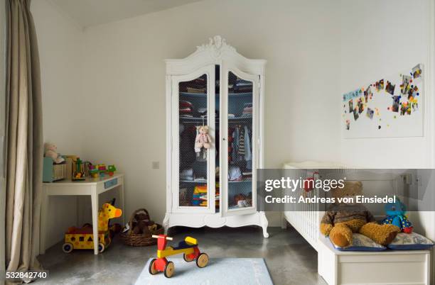 contemporary london family apartment - wardrobe stockfoto's en -beelden