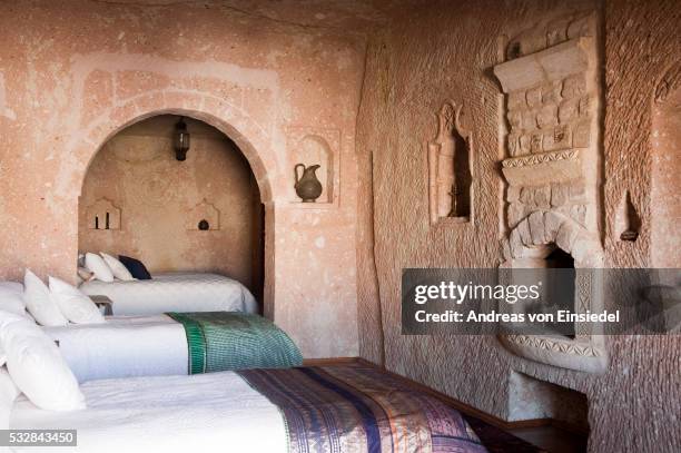 turkish cave house in urgup, cappadocia - cliff dwelling stock-fotos und bilder