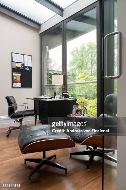 london home of interior designer rachel laxer - charles eames stock-fotos und bilder