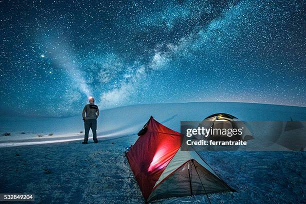 camping im hinterland unter den sternen - stirnlampe stock-fotos und bilder