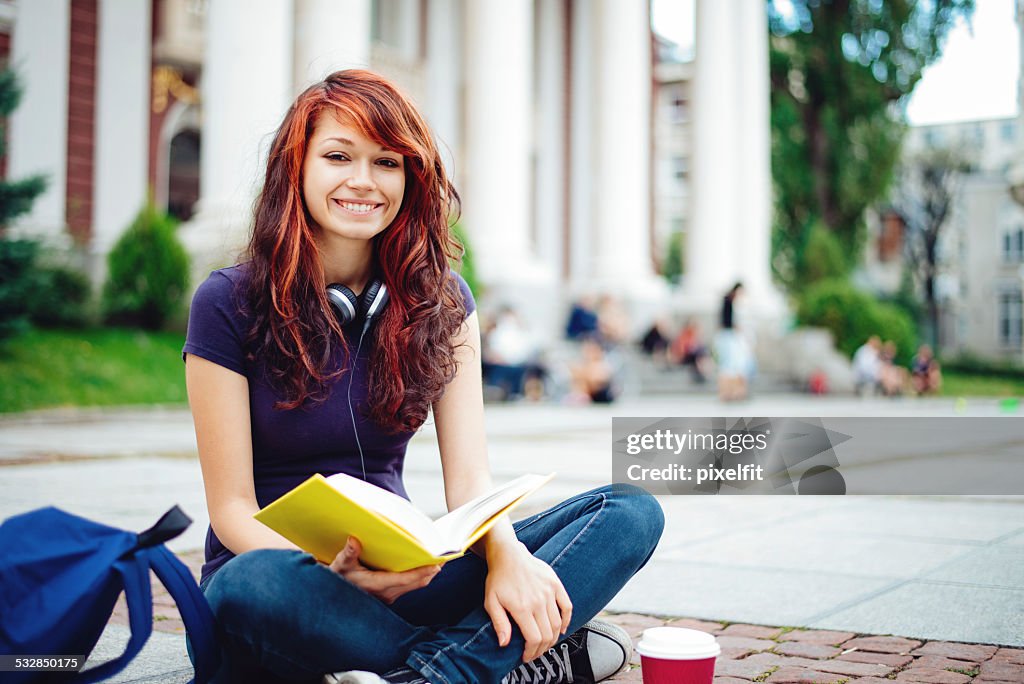 Student girl libro de lectura frente de Univercity