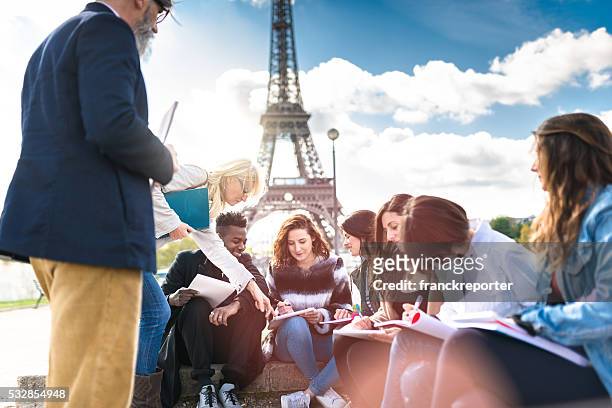 happy student in paris - paris france stockfoto's en -beelden