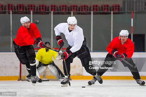 vista anteriore di hockey su ghiaccio giocatori in azione - hockey skates foto e immagini stock