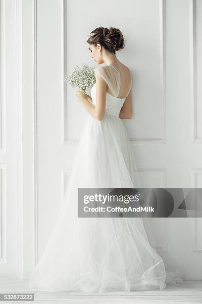 beautiful woman wearing wedding dress - wedding dress stockfoto's en -beelden