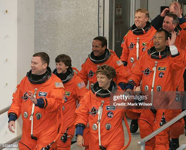 Space Shuttle Discovery astronauts pilot Jim Kelly, Wendy Lawrence, Charles Camarda, commander Eileen Collins, Andrew Thomas, Siochi Noguchi, of...