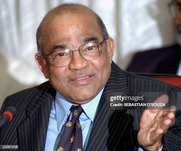 Yv Reddy Rbi 110 India Monetary Policy Announcement Stock Photos, High-Res Pictures ...