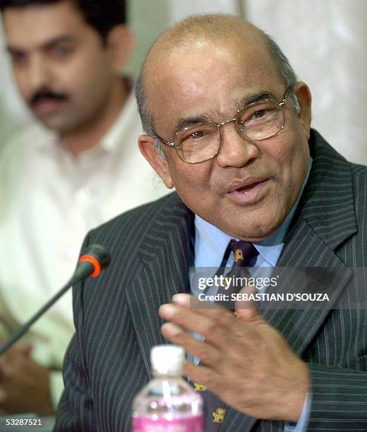 Yv Reddy Rbi 103 India Monetary Policy Announcement Stock Photos, High-Res Pictures ...