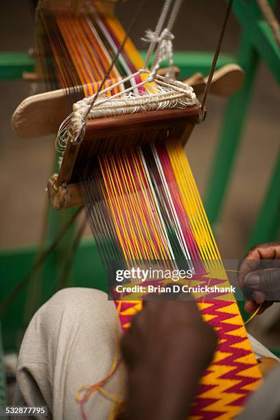 using hand tools - kente 個照片及圖片檔