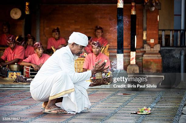 Batubulan, Bali, Indonesia april 2014 Priest blessing Barong Dancers