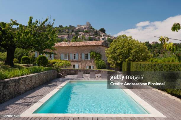 artist's house in provence, france - piscine photos et images de collection