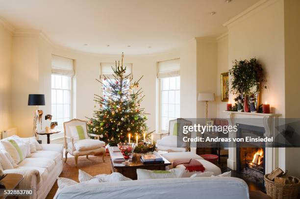 19th century farmhouse conversion decorated for christmas - espruce - fotografias e filmes do acervo