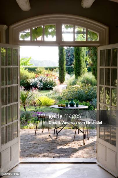 renovated provencal country house - french garden imagens e fotografias de stock