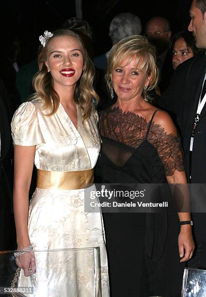 Mostra internazionale D'arte Cinematografica di Venezia. Cena di gala sulla spiaggia del Hotel EXCELSIOR Scarlett Johansson e Alberta Ferretti