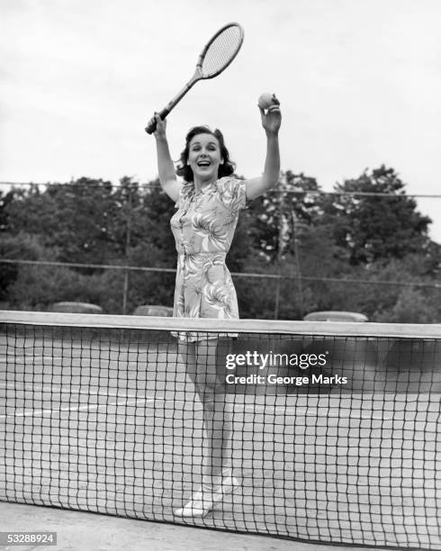 woman playing tennis - atuendo de tenis fotografías e imágenes de stock