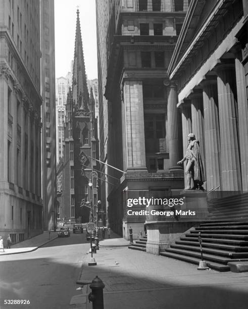 new york. view up wall st. of trinity ch - federal hall stock pictures, royalty-free photos & images