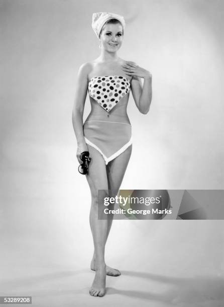 woman in bathing suit - 1950 sunglasses stockfoto's en -beelden