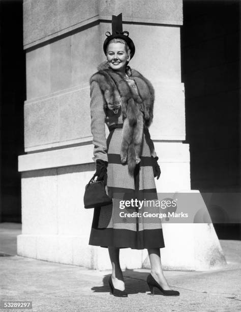 woman in dress and mink shawl standing o - mink stole shawl stockfoto's en -beelden