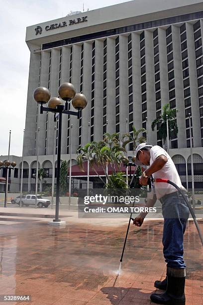 Personal del centro de convenciones de la Ciudad de Panama le da mantenimiento en los alrededores del hotel Caesar Park el 26 de julio de 2005, donde...