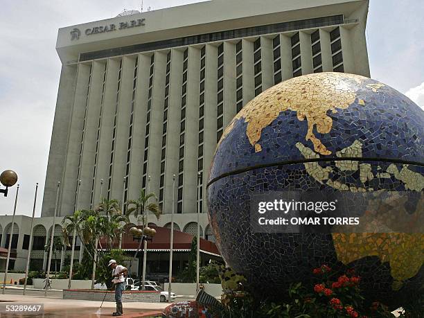 Personal del centro de convenciones de la Ciudad de Panama le da mantenimiento en los alrededores del hotel Caesar Park el 26 de julio de 2005, donde...