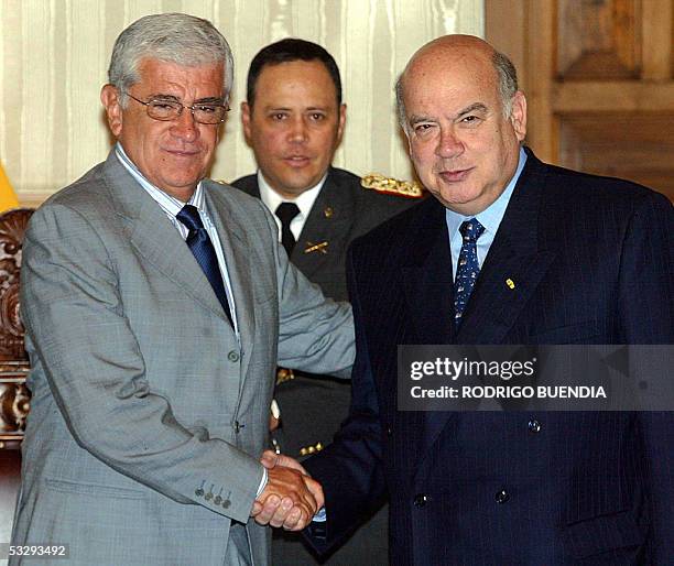 El presidente de Ecuador Alfredo Palacio saluda al Secretario General de la OEA, Jose Miguel Insulza en el Palacio de Carondelet en Quito el 27 de...