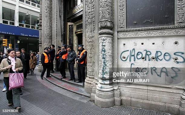 Integrantes de la Policia Federal custodian la entrada principal de la casa central del Bank Boston en Buenos Aires el 27 de julio de 2005 luego de...