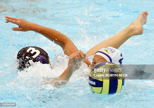Ericka Lorenzof the USA and Natalia Shepelina of Russia vie for the ball during their semifinal match 27 July, 2005 at the XI FINA Swimming World...