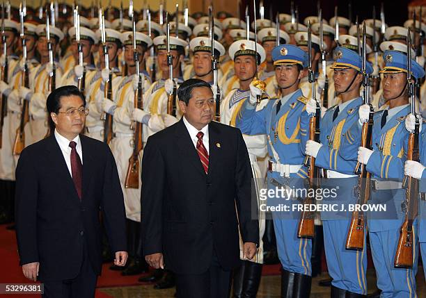 Visiting President of the Republic of Indonesia Susilo Bambang Yudhoyono walks beside Chinese President Hu Jintao , 28 July 2005, during a review of...